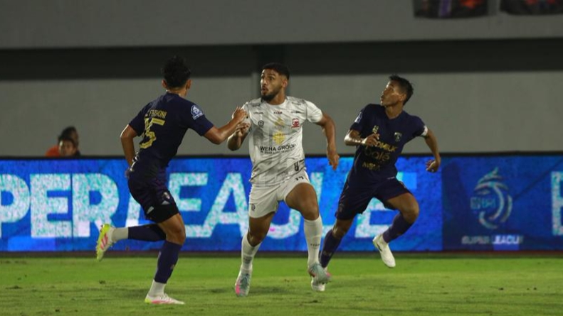 Riquelme Souza Cetak Gol Debut Bersama Madura United